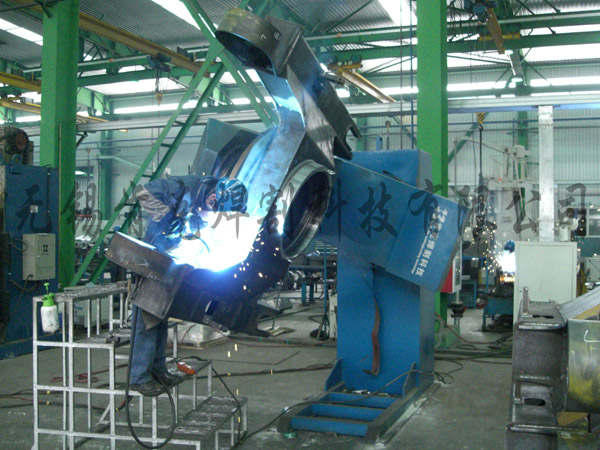 工作中的L型變位機(jī)